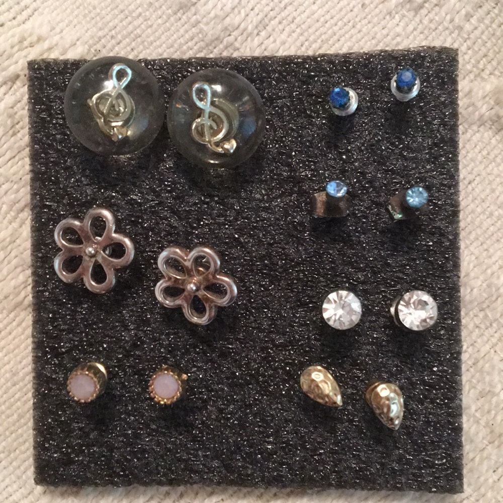 7 pairs of earrings